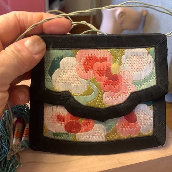 ANTIQUE CHINESE SILK AND SILK THREAD EMBROIDERY PURSE - Picture 7 of 12